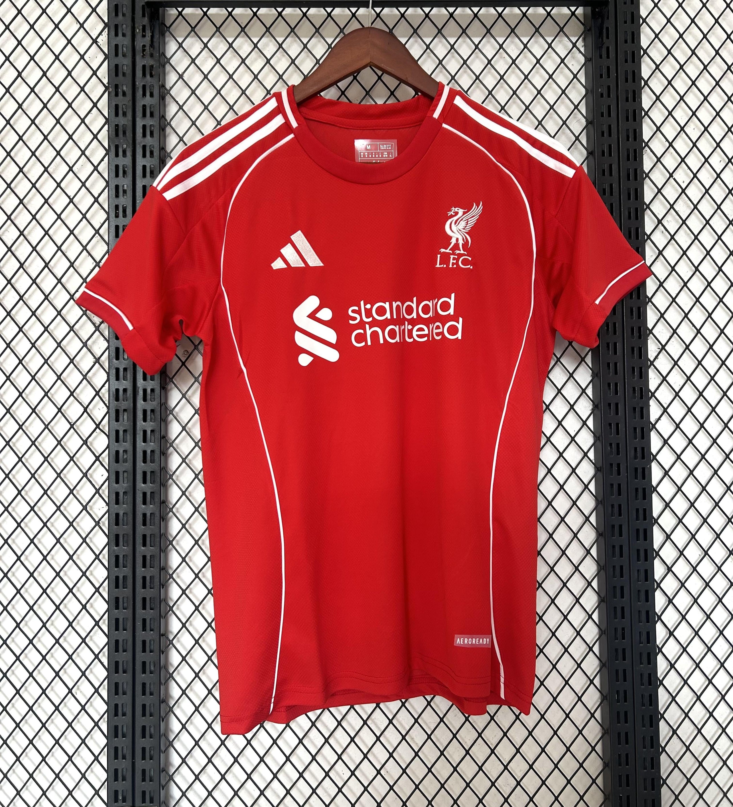طقم ليفربول الأساسي 2025-2026