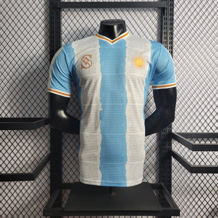 طقم تذكاري للاعب الأرجنتين "مارادونا"